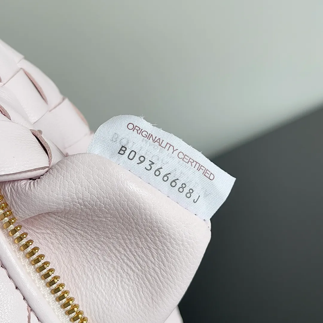 Batch 1120 Bottega veneta͙.——The latest braided and knotted hobo🔥 The top-grade lambskin leather is very soft, the bag shape is unique, practical and durable. It retains the traditional weaving elements while being a bit more flamboyant ~ Made of hand-woven sheepskin, zipper opening and closing, curved seamless structure, effortless to match. Highly recommended⚠️⚠️⚠️ The highest-end in the market🌈 Welcome to compare [Factory equipped with full package] size: 23x15x5cm.   Model: 651876